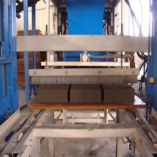 選擇重慶小型免燒磚機(jī)，永昌建材助您高效生產(chǎn)水泥磚